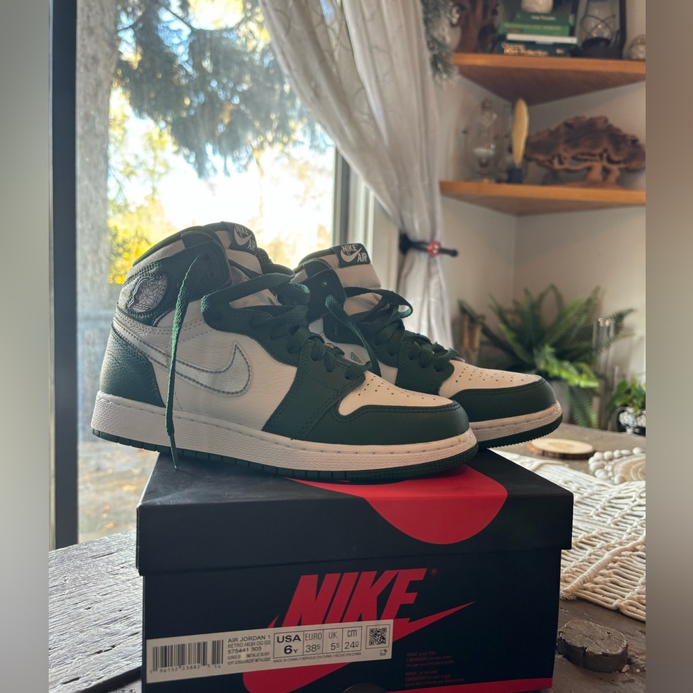 Air Jordan Nike green. Size 6 BIG KID- or 7 1/2 Women